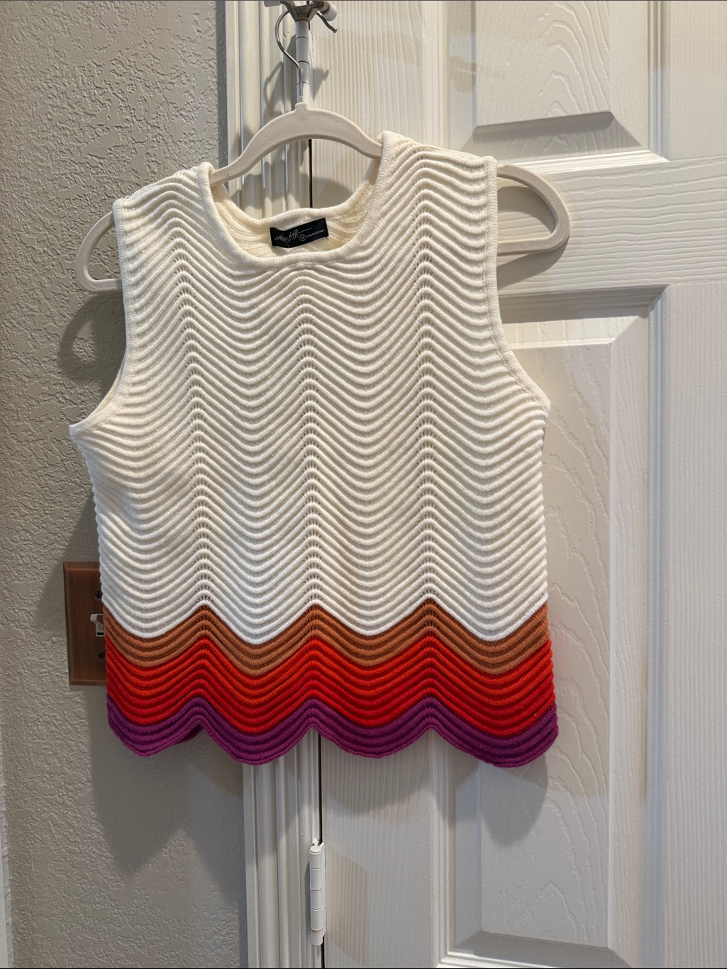 Womens Sleeveless Wave-Knit Tank With Warm Ombre Hem - White